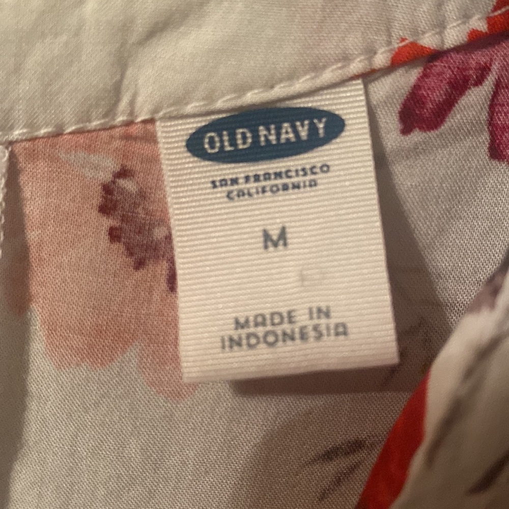 OLD NAVY SLEEVELESS TOP SIZE MEDIUM - Picture 3 of 3